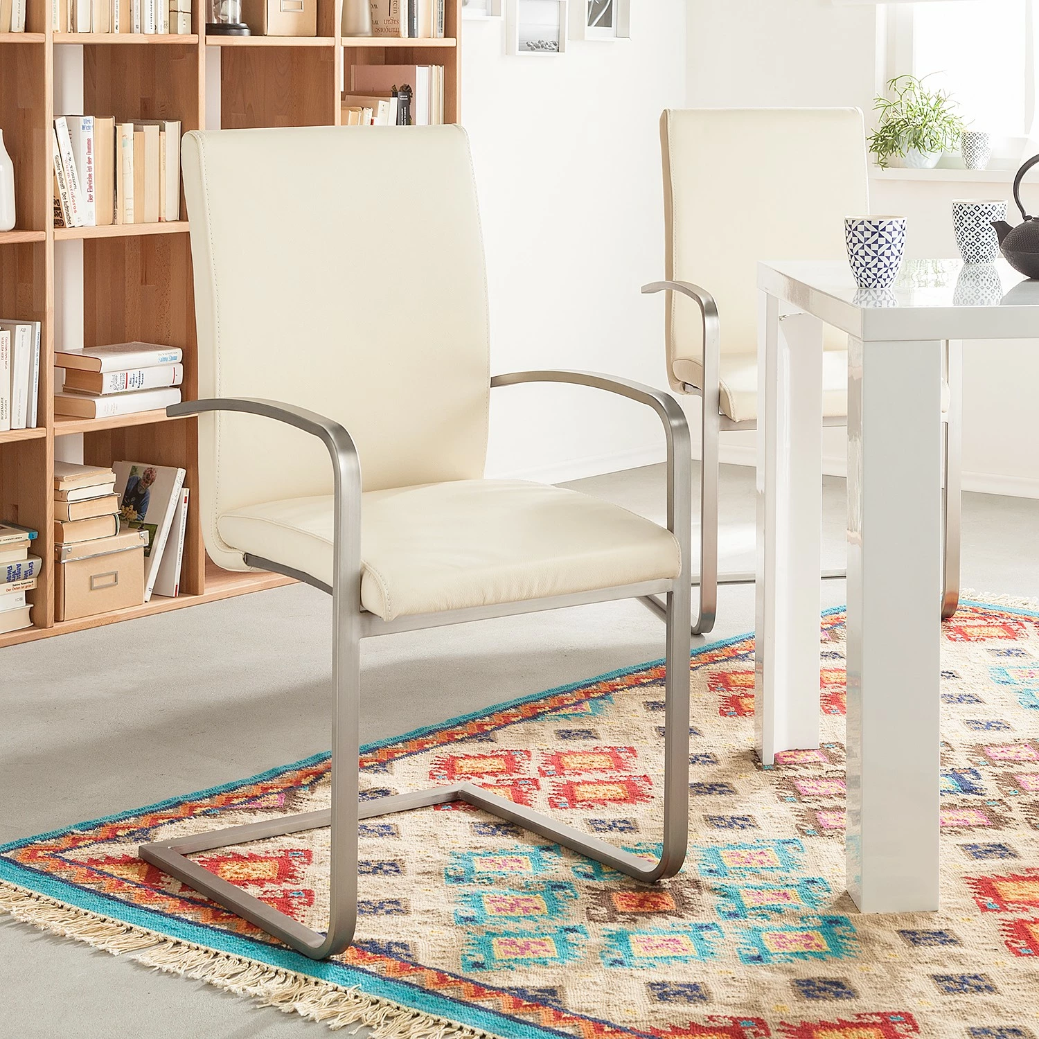 Fredriks Chaises cantilever Augusta I (lot de 2) - Cuir Aude: Créme - Avec accoudoirs 5 Fredriks Chaises cantilever Augusta I (lot de 2) - Cuir Aude: Créme - Avec accoudoirs – Image 3