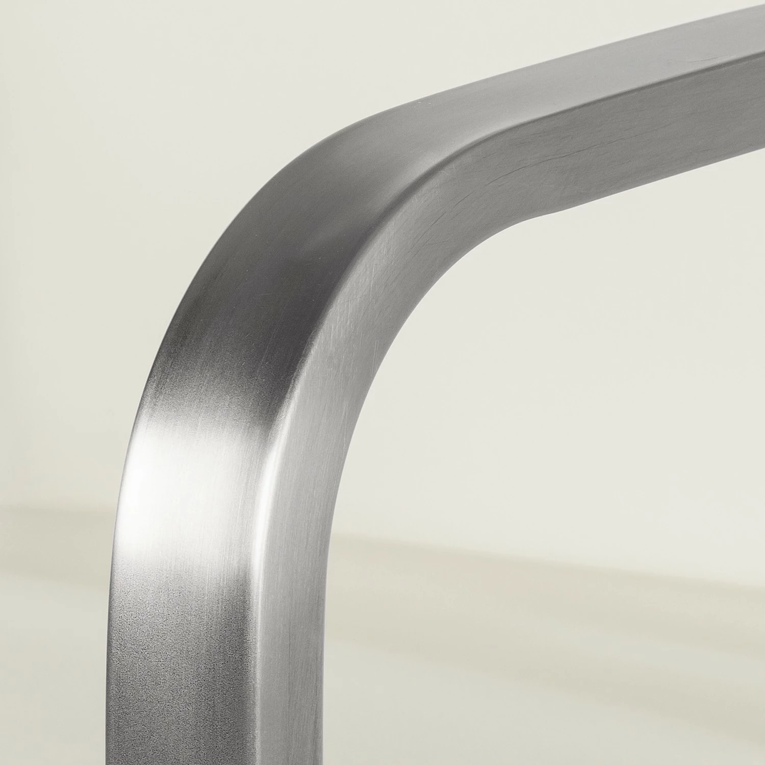 Fredriks Chaises cantilever Augusta I (lot de 2) - Cuir Aude: Créme - Avec accoudoirs 9 Fredriks Chaises cantilever Augusta I (lot de 2) - Cuir Aude: Créme - Avec accoudoirs – Image 7