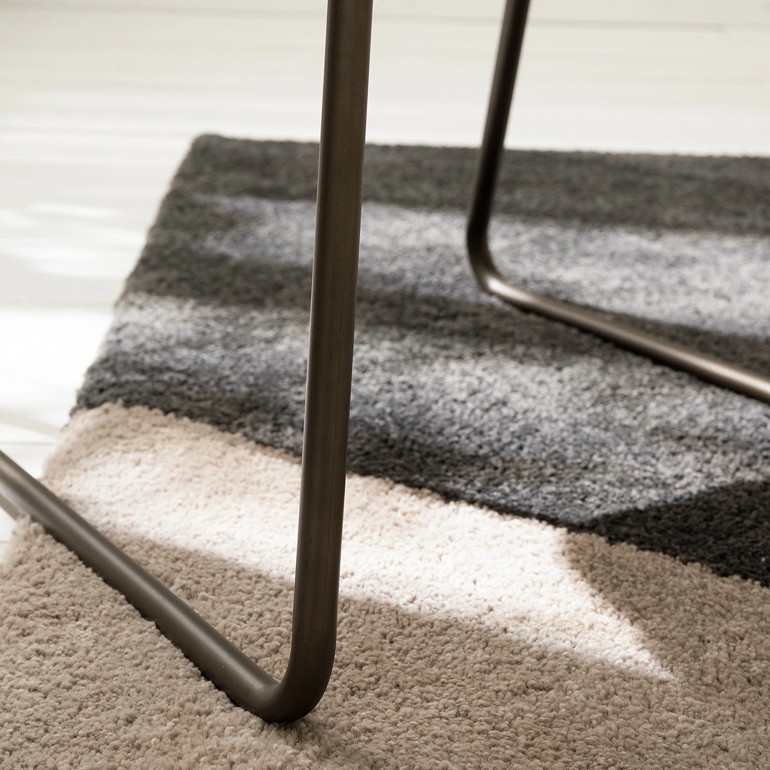 Mørteens Chaise à accoudoirs Nicholas IV - Tissu / Métal - Granit / gris-brun antique 14 Mørteens Chaise à accoudoirs Nicholas IV - Tissu / Métal - Granit / gris-brun antique – Image 12