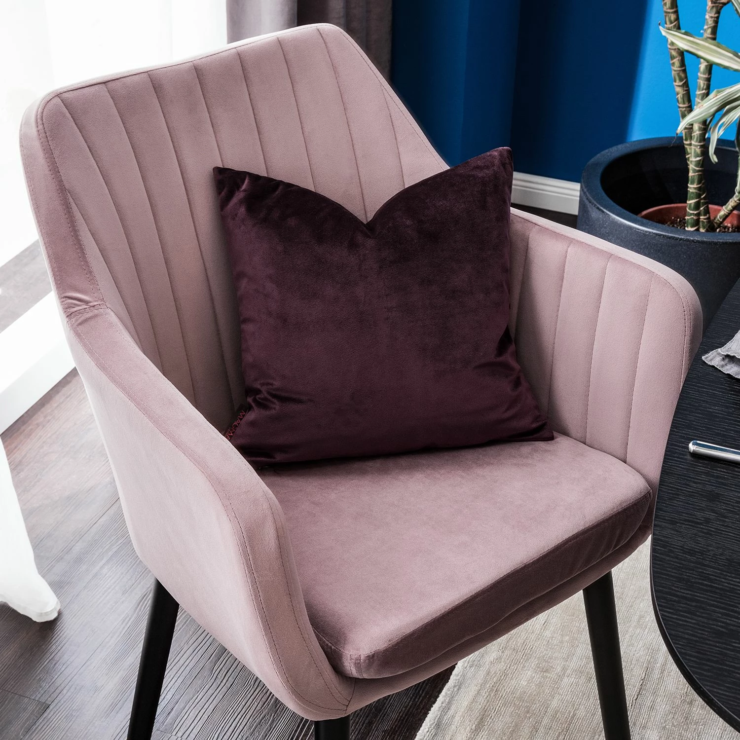 Jack & Alice Chaise avec accoudoirs Leezy G - Chêne massif / Velours - Rose vieilli / Noir 10 Jack & Alice Chaise avec accoudoirs Leezy G - Chêne massif / Velours - Rose vieilli / Noir – Image 8