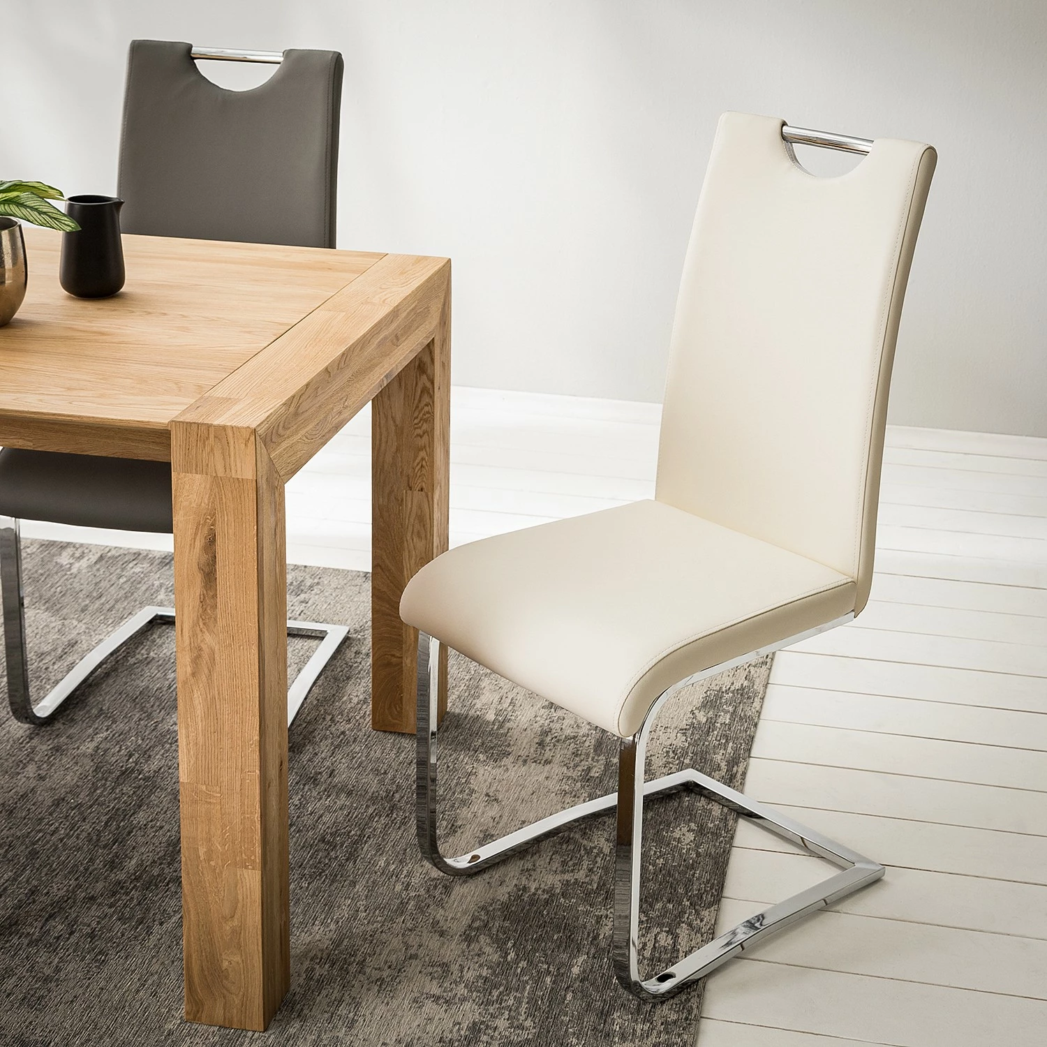 Fredriks Chaises cantilever Nevia I - Imitation cuir / Métal - Chrome - Cuir synthétique Aleli: Créme - Lot de 2 6 Fredriks Chaises cantilever Nevia I - Imitation cuir / Métal - Chrome - Cuir synthétique Aleli: Créme - Lot de 2 – Image 4