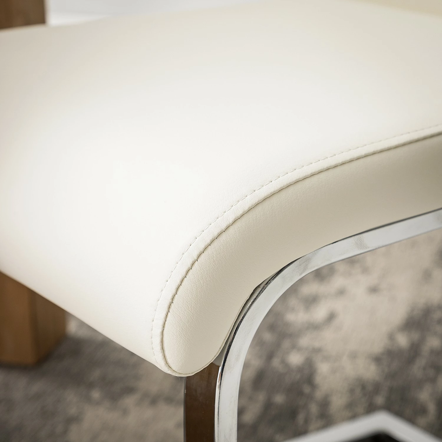 Fredriks Chaises cantilever Nevia I - Imitation cuir / Métal - Chrome - Cuir synthétique Aleli: Créme - Lot de 2 11 Fredriks Chaises cantilever Nevia I - Imitation cuir / Métal - Chrome - Cuir synthétique Aleli: Créme - Lot de 2 – Image 9