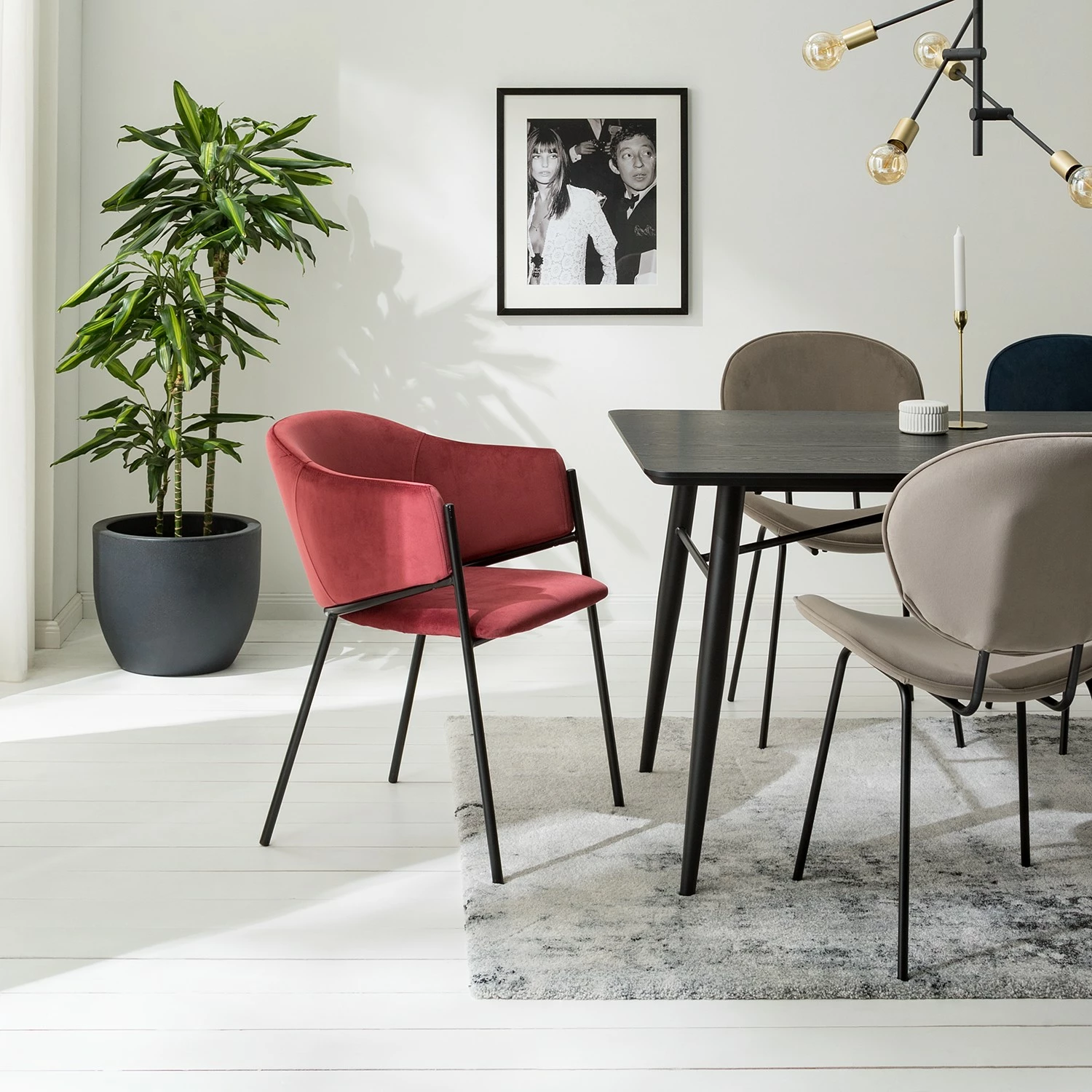 Mørteens Chaise à accoudoirs Koloa I - Velours / Acier - Bordeaux / Noir 4 Mørteens Chaise à accoudoirs Koloa I - Velours / Acier - Bordeaux / Noir – Image 2