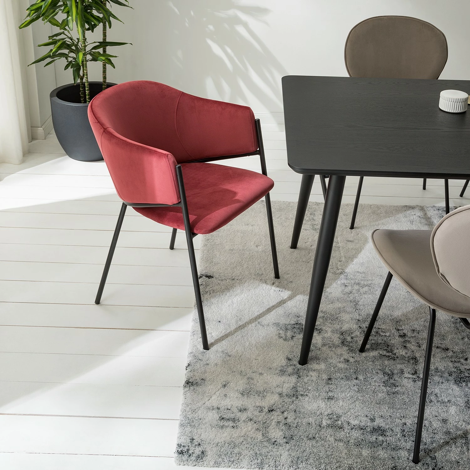 Mørteens Chaise à accoudoirs Koloa I - Velours / Acier - Bordeaux / Noir 5 Mørteens Chaise à accoudoirs Koloa I - Velours / Acier - Bordeaux / Noir – Image 3