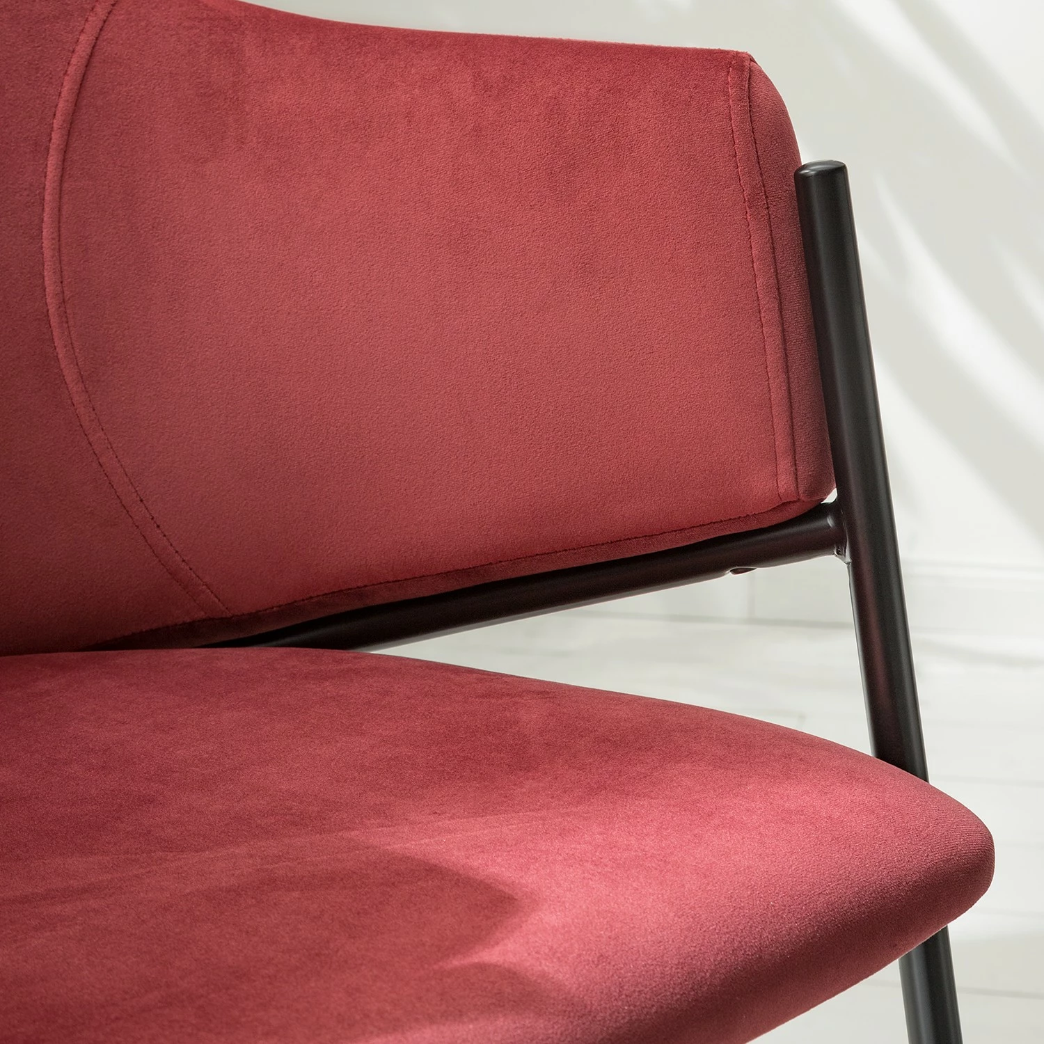 Mørteens Chaise à accoudoirs Koloa I - Velours / Acier - Bordeaux / Noir 12 Mørteens Chaise à accoudoirs Koloa I - Velours / Acier - Bordeaux / Noir – Image 10