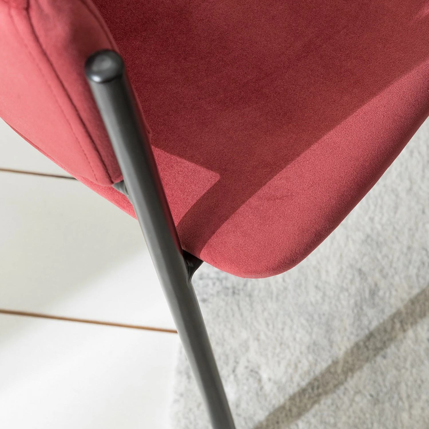 Mørteens Chaise à accoudoirs Koloa I - Velours / Acier - Bordeaux / Noir 16 Mørteens Chaise à accoudoirs Koloa I - Velours / Acier - Bordeaux / Noir – Image 14