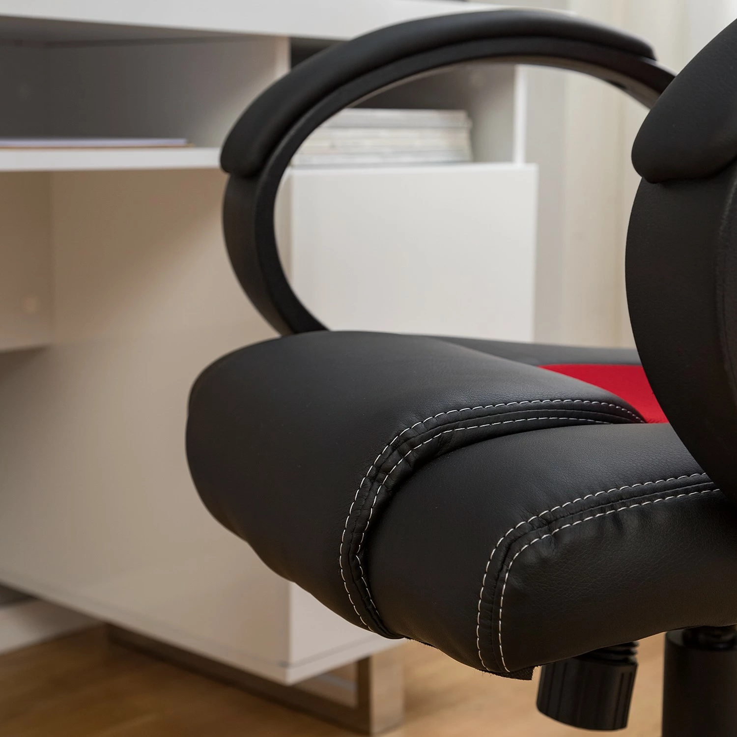 Furnitive Chaise gamer Livaro - Imitation cuir et mesh / Matière plastique - Noir / Rouge 17 Furnitive Chaise gamer Livaro - Imitation cuir et mesh / Matière plastique - Noir / Rouge – Image 15