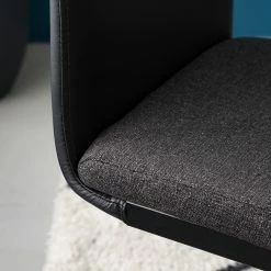 Fredriks Chaises cantilever Bjora II (lot de 2) - Tissu & imitation cuir / Métal - Anthracite / Noir 24 Fredriks Chaises cantilever Bjora II (lot de 2) - Tissu & imitation cuir / Métal - Anthracite / Noir -Chaises Boutique 1000208763 201118 12584100004 DETAILS P000000001000208763