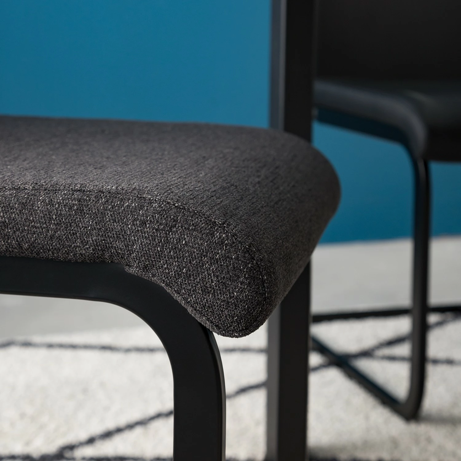 Fredriks Chaises cantilever Bjora II (lot de 2) - Tissu & imitation cuir / Métal - Anthracite / Noir 12 Fredriks Chaises cantilever Bjora II (lot de 2) - Tissu & imitation cuir / Métal - Anthracite / Noir – Image 10