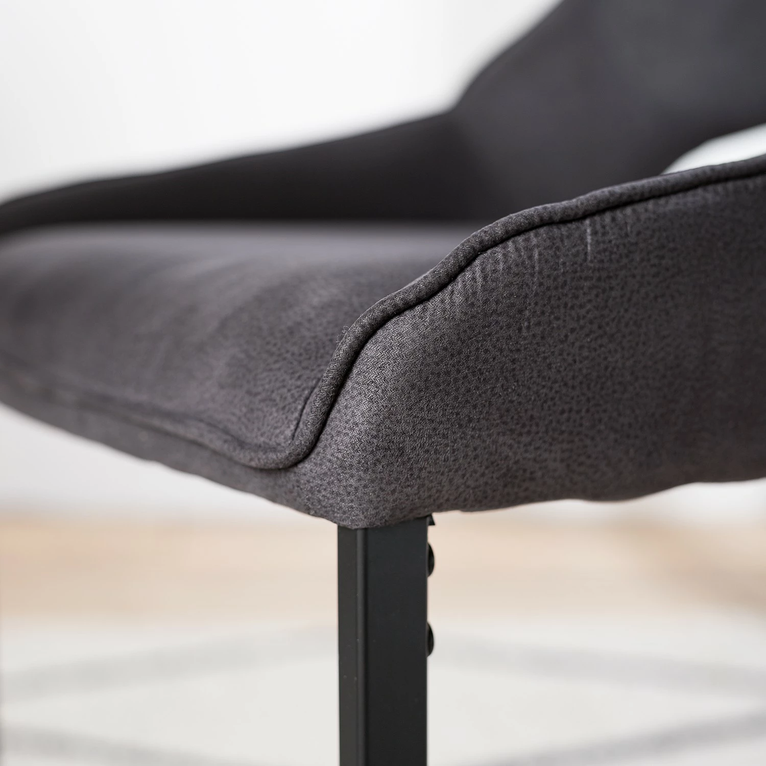 Fredriks Chaises cantilever Nadros (lot de 2) - Microfibre / Métal - Gris vintage / Noir mat 9 Fredriks Chaises cantilever Nadros (lot de 2) - Microfibre / Métal - Gris vintage / Noir mat – Image 7