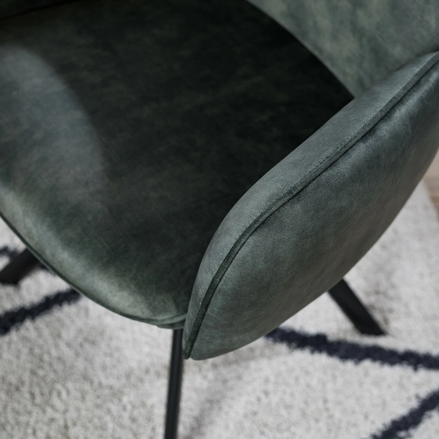 Jack & Alice Chaise à accoudoirs Aveluy - Velours et tissu / Métal - Vert foncé 10 Jack & Alice Chaise à accoudoirs Aveluy - Velours et tissu / Métal - Vert foncé – Image 8