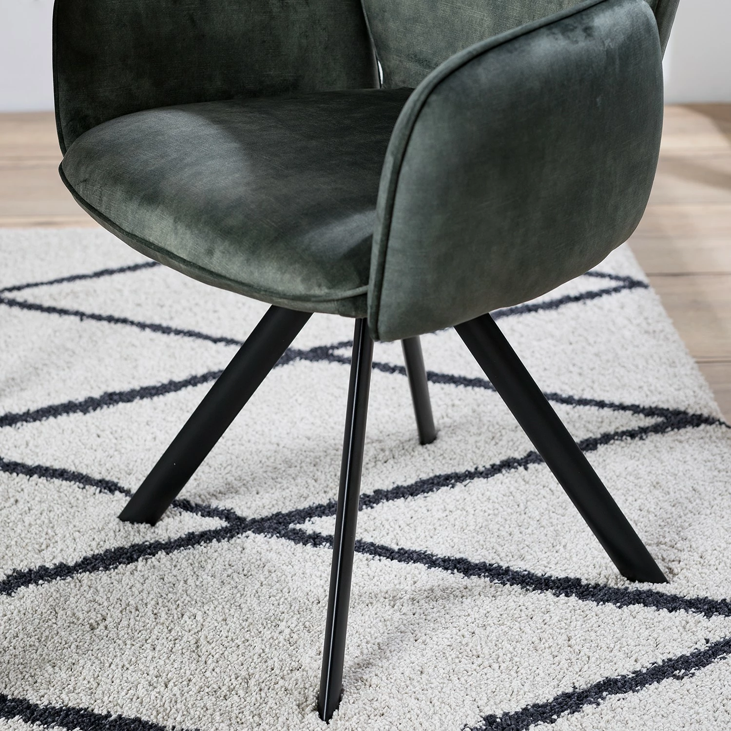 Jack & Alice Chaise à accoudoirs Aveluy - Velours et tissu / Métal - Vert foncé 13 Jack & Alice Chaise à accoudoirs Aveluy - Velours et tissu / Métal - Vert foncé – Image 11