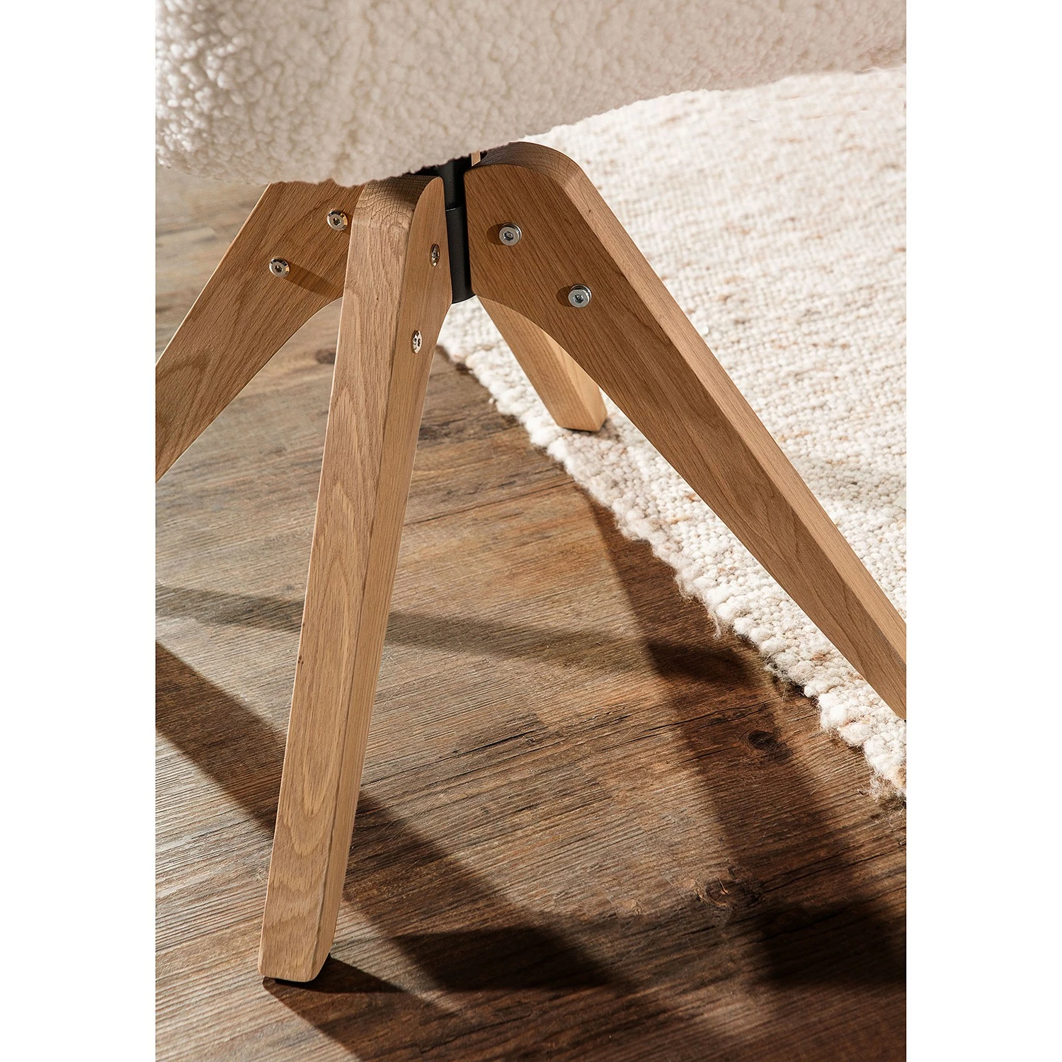 Red Living Chaises capitonnées Bonlieu (lot de 2) - Bouclé / Chêne massif - Blanc / Chêne 9 Red Living Chaises capitonnées Bonlieu (lot de 2) - Bouclé / Chêne massif - Blanc / Chêne – Image 7