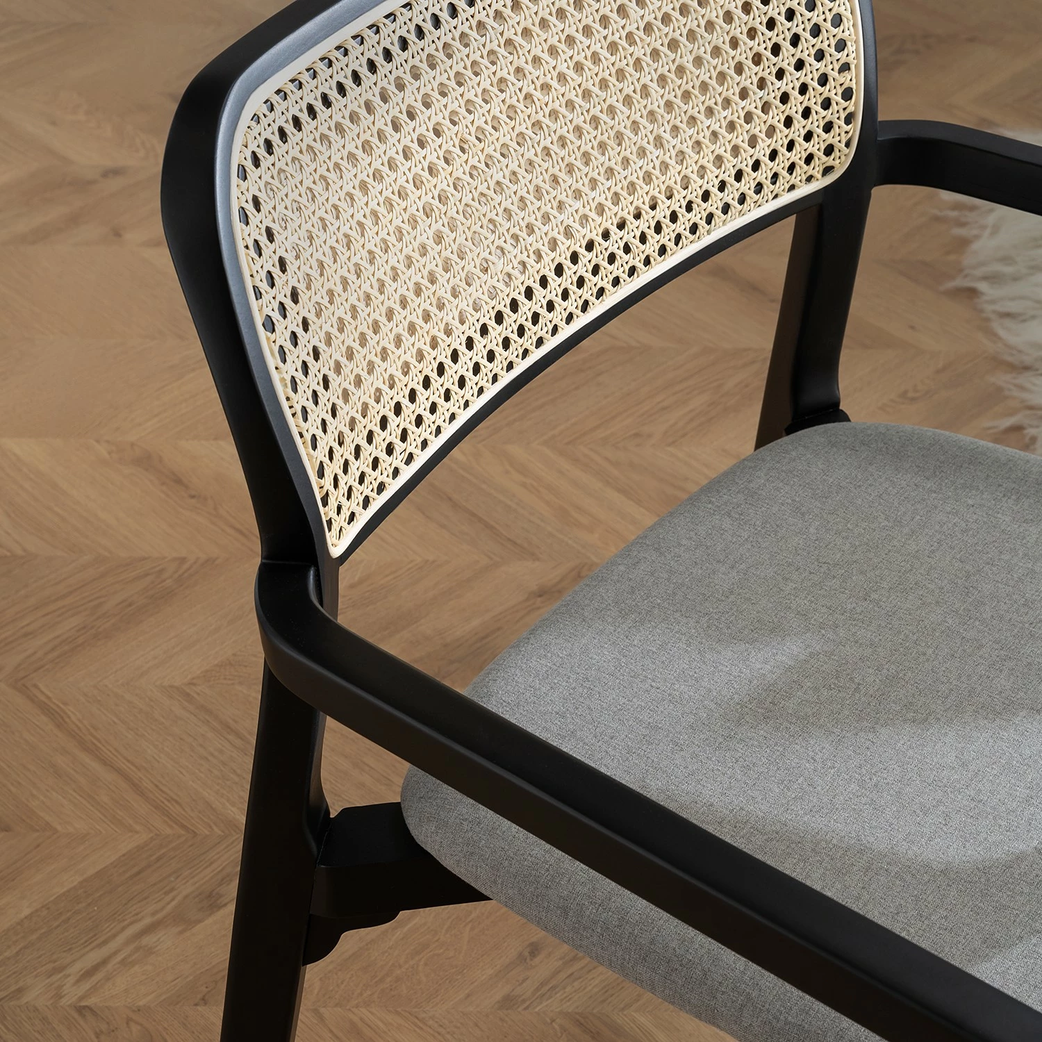 Studio Copenhagen Fauteuil de jardin Elena - Rotin et tissu / Hêtre massif - Gris lumineux 6 Studio Copenhagen Fauteuil de jardin Elena - Rotin et tissu / Hêtre massif - Gris lumineux – Image 4