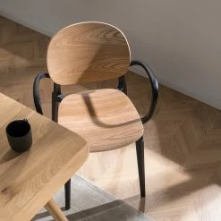 Studio Copenhagen Chaises à accoudoirs Day (lot de 2) - Contreplaqué / Matière plastique - Imitation chêne / Noir -Chaises Boutique 1000273479 220915 021 MOOD DETAILS P000000001000273479 mood