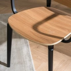 Studio Copenhagen Chaises à accoudoirs Day (lot de 2) - Contreplaqué / Matière plastique - Imitation chêne / Noir -Chaises Boutique 1000273479 220915 022 MOOD DETAILS P000000001000273479 mood