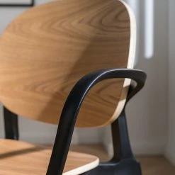 Studio Copenhagen Chaises à accoudoirs Day (lot de 2) - Contreplaqué / Matière plastique - Imitation chêne / Noir -Chaises Boutique 1000273479 220915 023 MOOD DETAILS P000000001000273479 mood