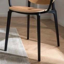 Studio Copenhagen Chaises à accoudoirs Day (lot de 2) - Contreplaqué / Matière plastique - Imitation chêne / Noir -Chaises Boutique 1000273479 220915 024 MOOD DETAILS P000000001000273479 mood