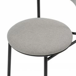 Studio Copenhagen Chaises Embi (lot de 2) - Tissu / Métal - Gris / Noir 27 Studio Copenhagen Chaises Embi (lot de 2) - Tissu / Métal - Gris / Noir -Chaises Boutique 1000273482 220420 050 DETAILS P000000001000273482