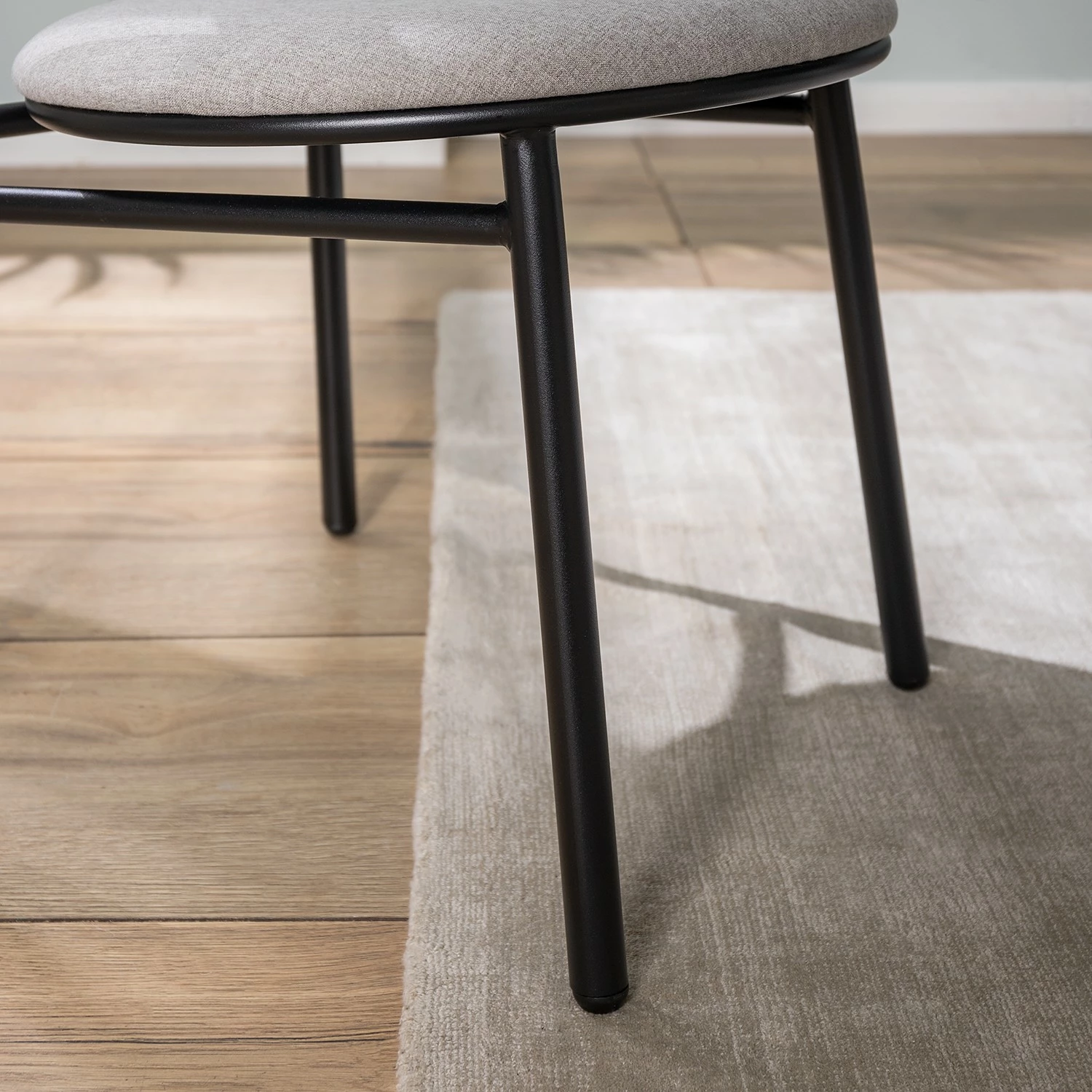 Studio Copenhagen Chaises Embi (lot de 2) - Tissu / Métal - Gris / Noir 8 Studio Copenhagen Chaises Embi (lot de 2) - Tissu / Métal - Gris / Noir – Image 6